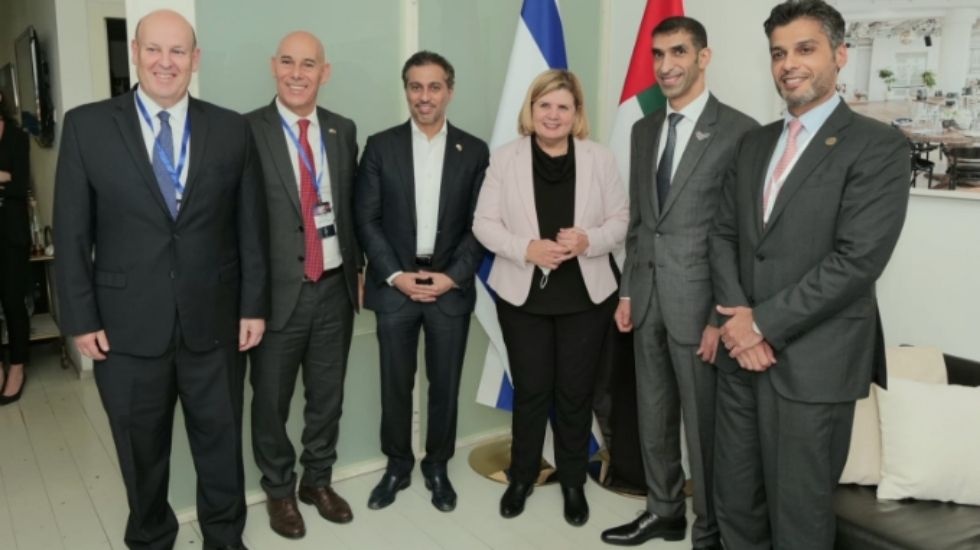 השרה ברביביאי ובכירי משרדה לצד השרים האמירתים ושגריר איחוד האמירויות בישראל
